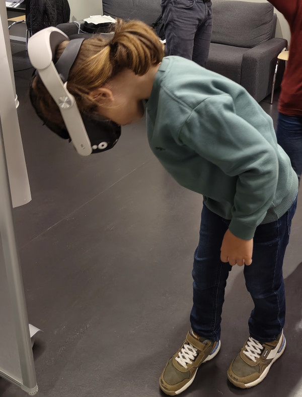 Kind mit VR Brille erkundet digitale 3D-Modelle