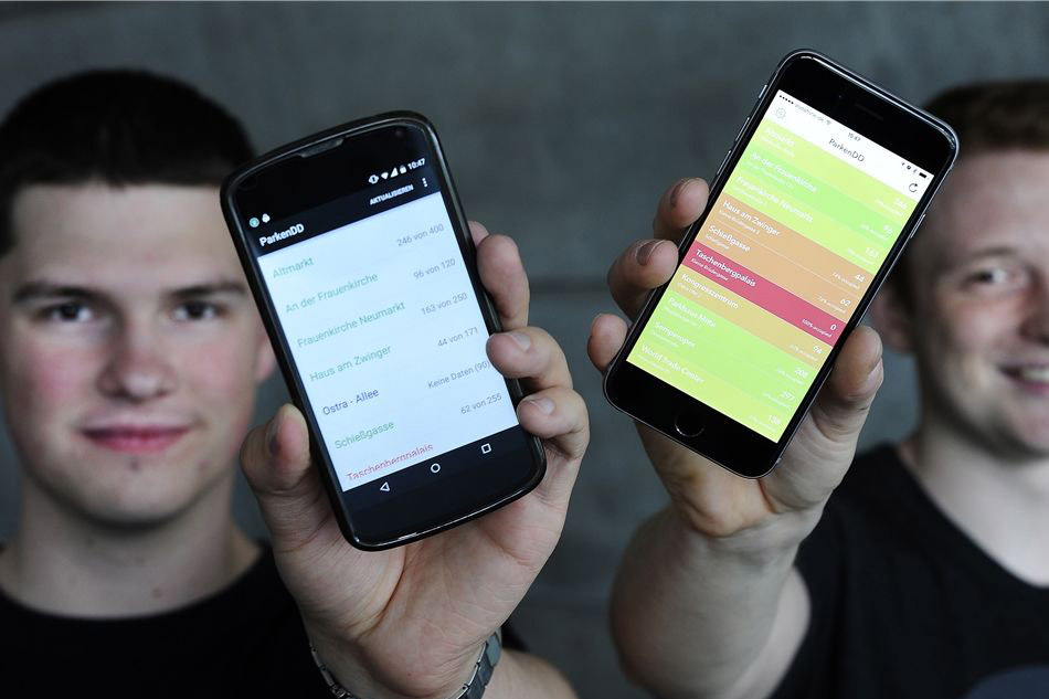 Johannes Kliemann und Kilian Költzsch zeigen ihre App.